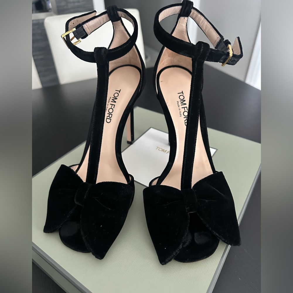 TOM FORD BLACK VELVET BOW HEELS - Brigitte Bow Embellished Velvet Sandals Size38